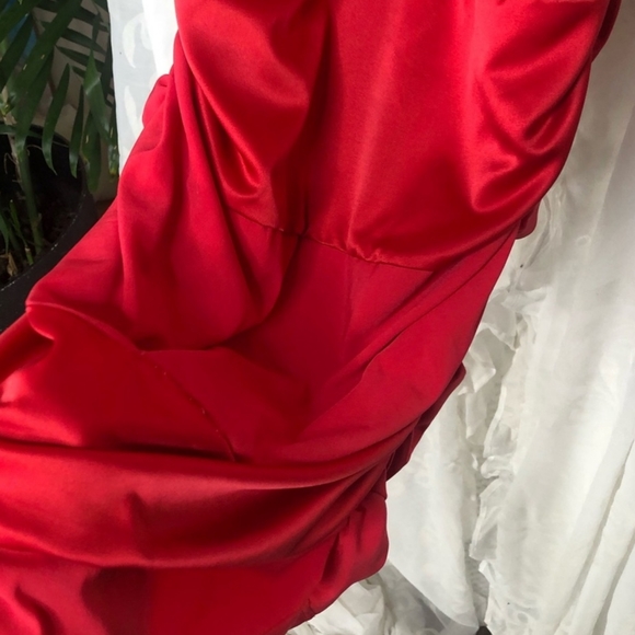 ⛔️SOLD⛔️ PASCUCCI Couture Woman's size 8 red ruched bodycon midi dress - Picture 3 of 13